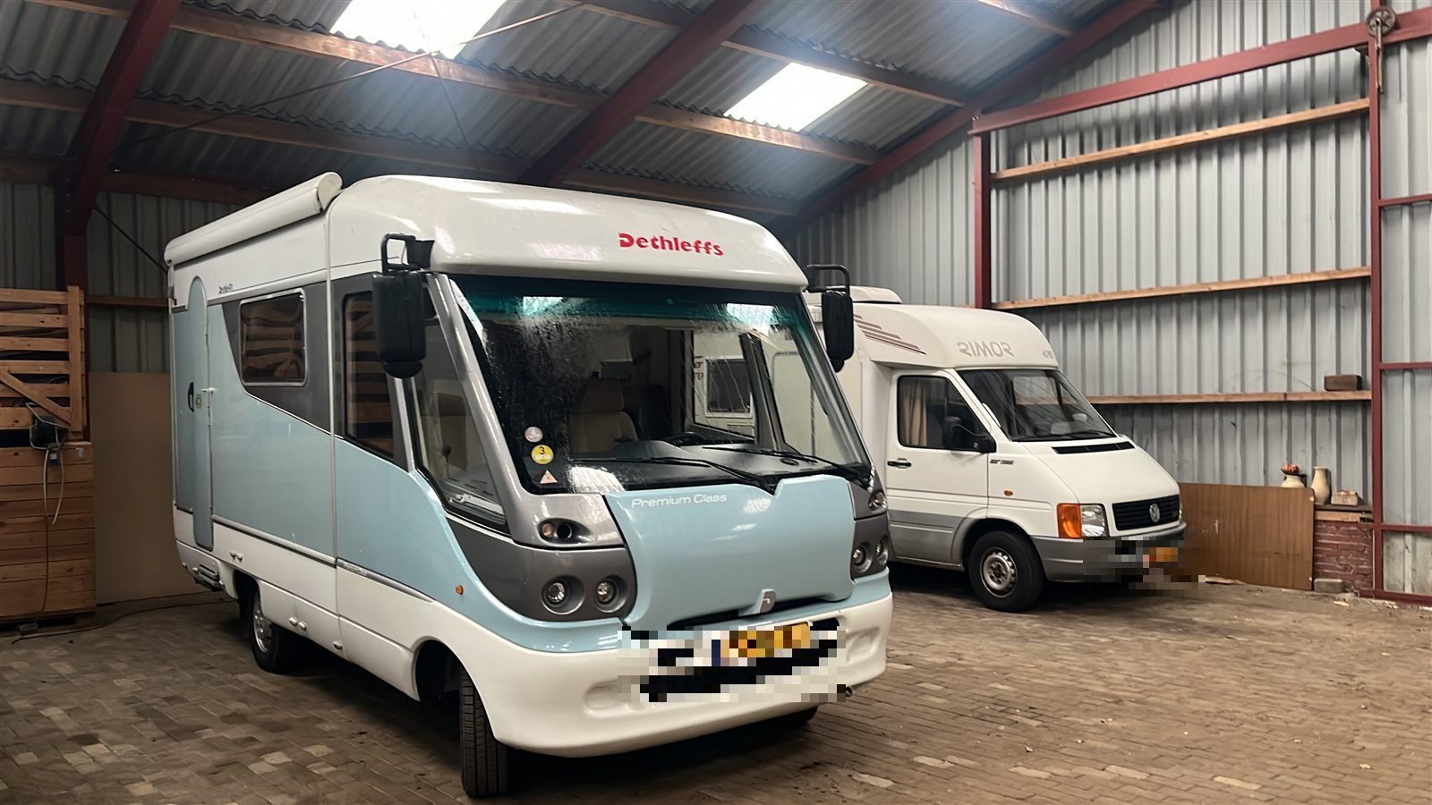 Campers gestald in de overdekte loods