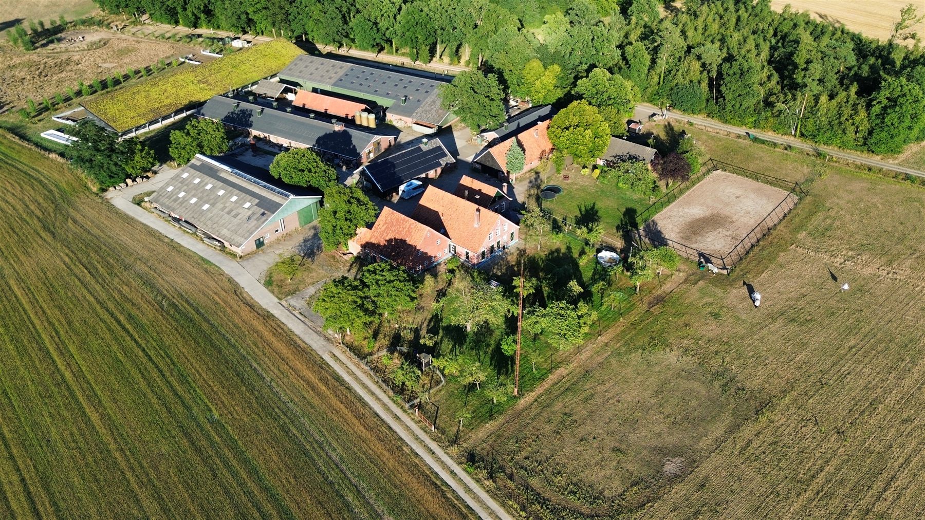 Luchtfoto van het erf van Maatschap Koks