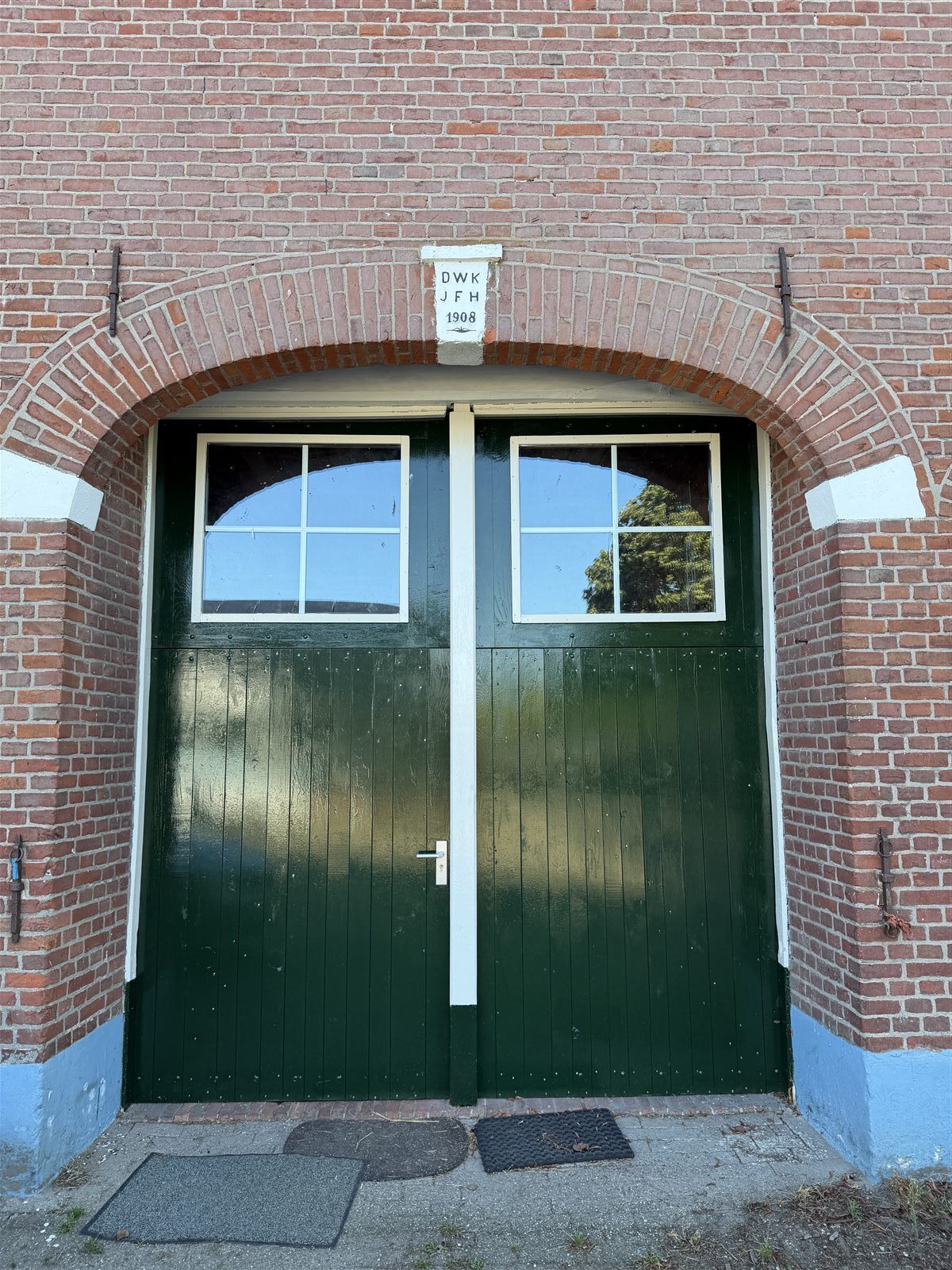 Deeldeur uit 1908 met gevelsteen DWK / JFH