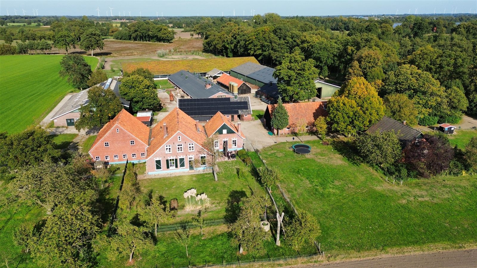 Luchtfoto van de boerderij en het erf