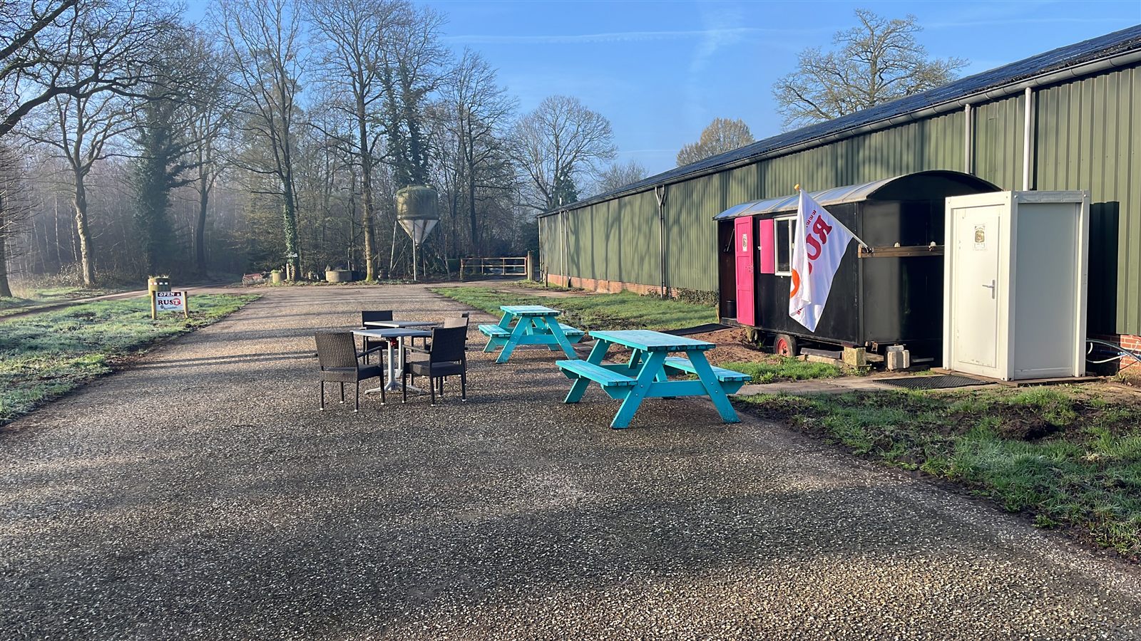 Het Rustpunt op het erf met picknicktafels